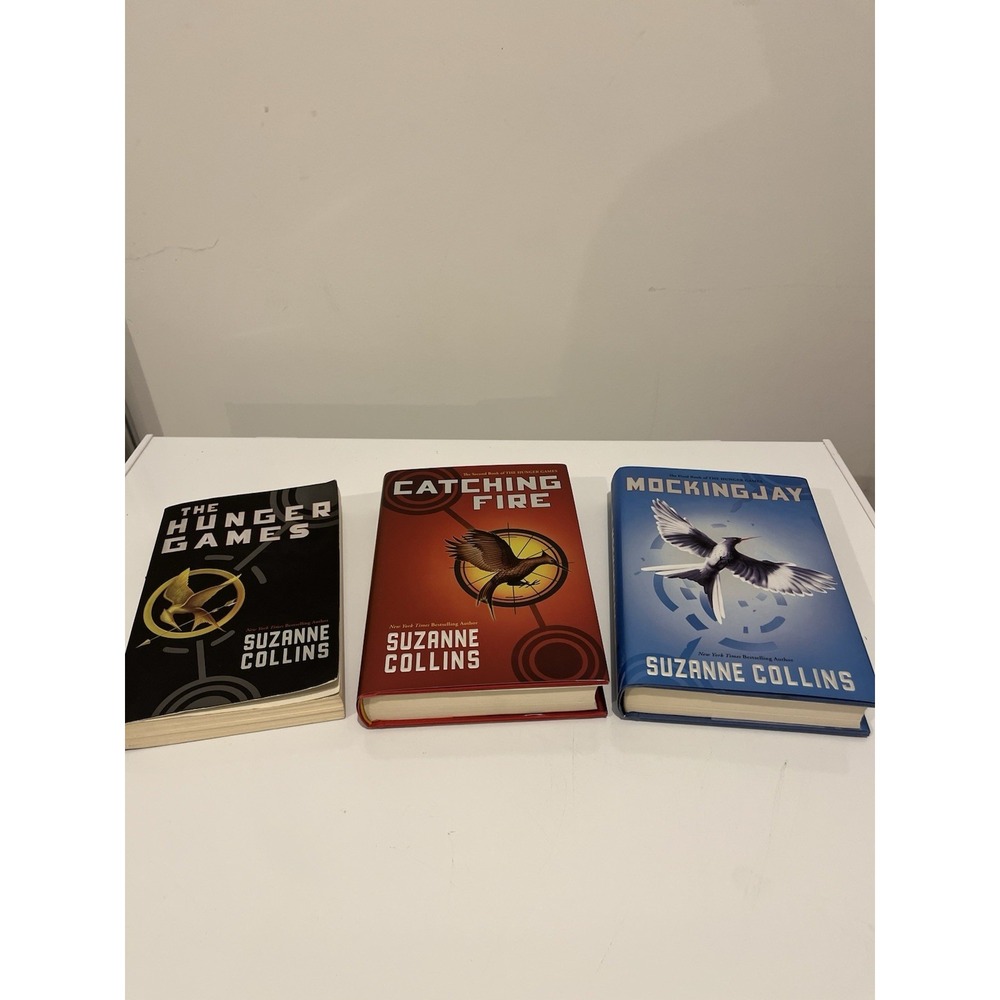 The Hunger Games Trilogy Book Lot Suzanne Collins Catching Fire Mockingjay 1-3